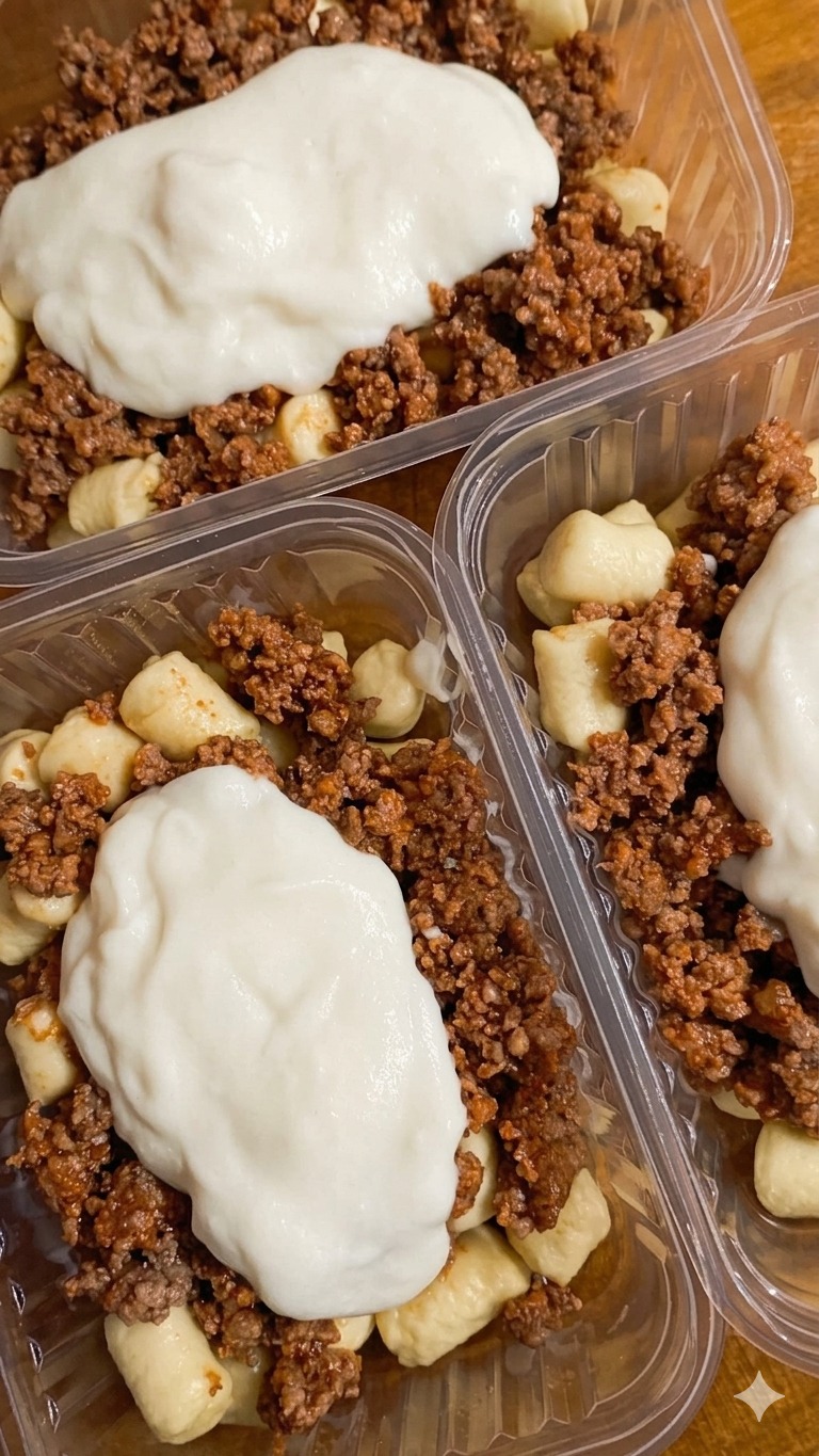 Nhoque de batata ao molho branco e carne moída
